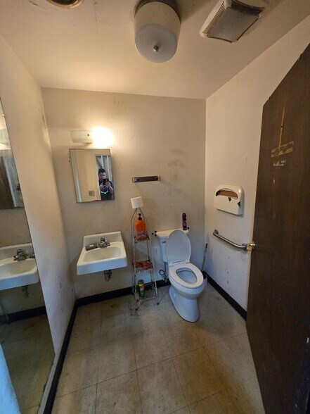 More Photos Of 121 Brooklyn Ave, Anderson Warehouse For Sale