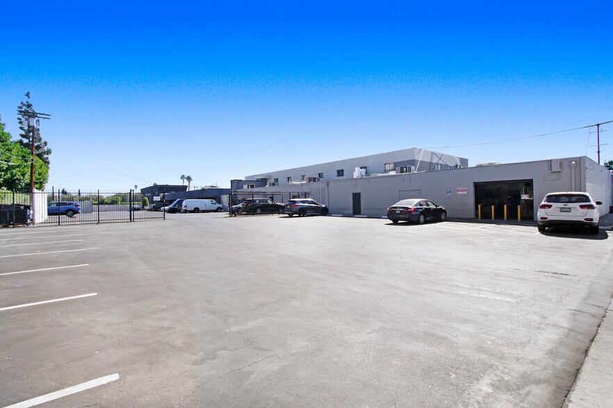 More Photos Of 16141-16173 Roscoe Blvd, North Hills General Retail For Lease