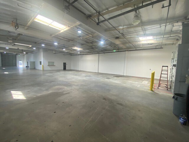 More Photos Of 13539 Desmond St, Pacoima Manufacturing For Lease
