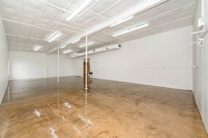 More Photos Of 1020 Roosevelt Ave, San Antonio Freestanding For Sale