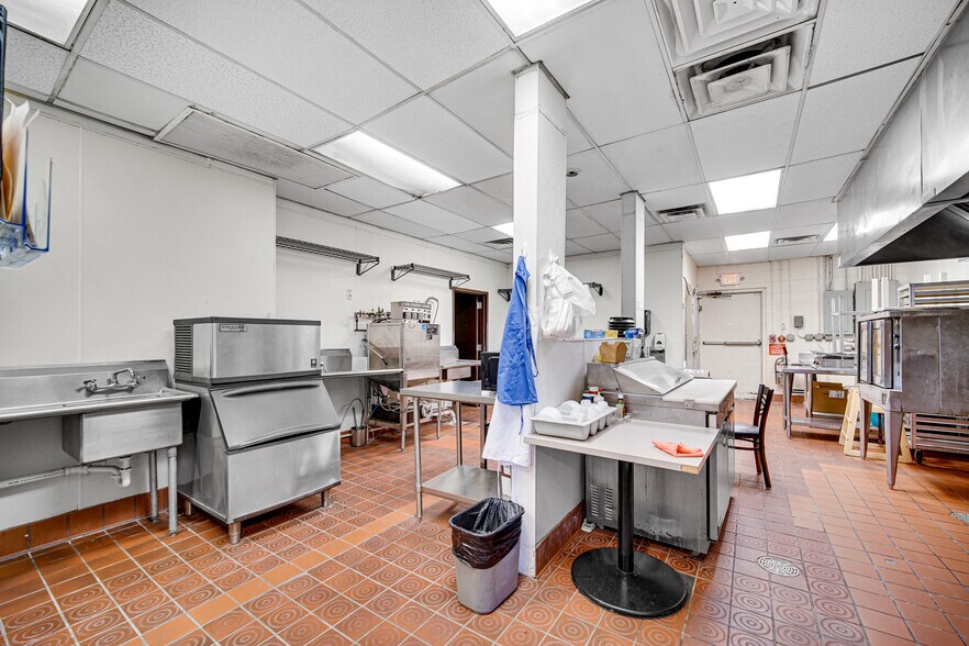 More Photos Of 5540 New Wilke Rd, Rolling Meadows Restaurant For Sale