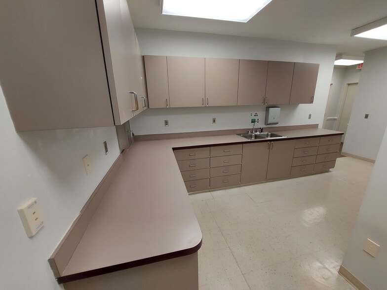 More Photos Of 5015 Southpark Dr, Durham Medical For Lease