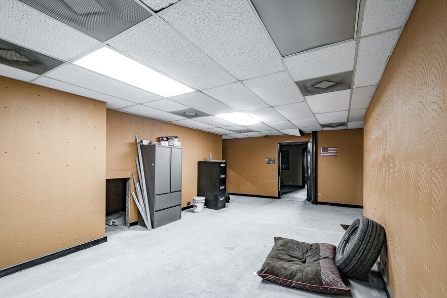 More Photos Of 2133 Shaver St, Pasadena Distribution For Sale