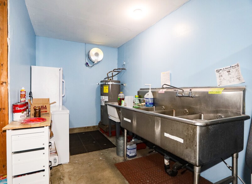 More Photos Of 814 Lincoln St, Hoquiam General Retail For Sale