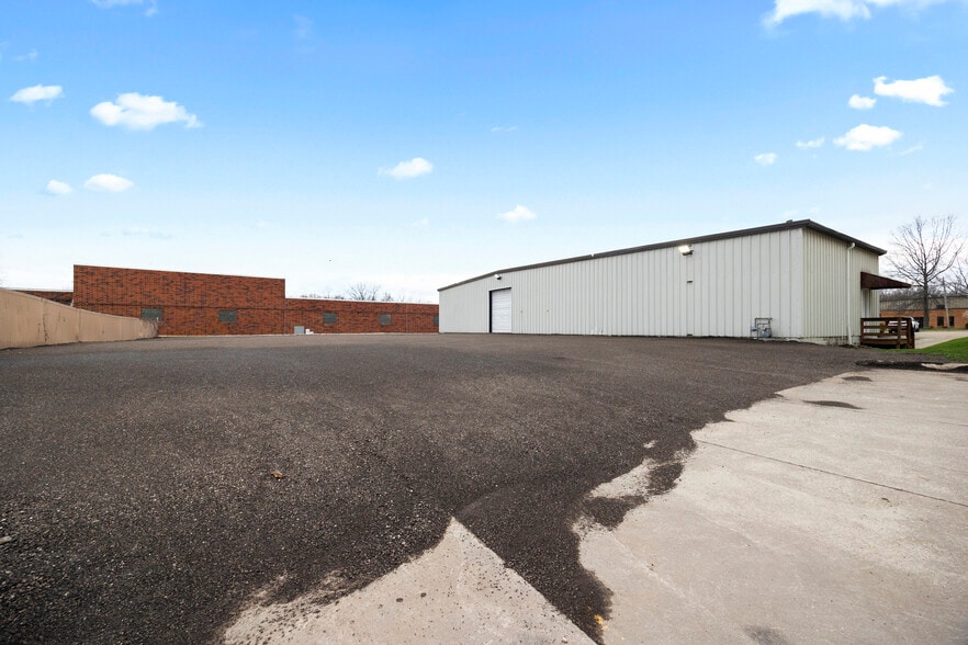 More Photos Of 9941 York Theta Dr, North Royalton Service For Lease