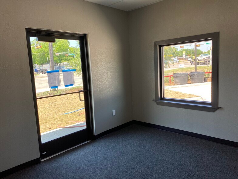 More Photos Of 316 W University Dr, McKinney Flex For Lease