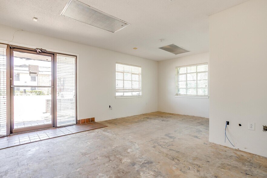 More Photos Of 117 Roberts Cut Off Rd, Fort Worth Warehouse For Sale