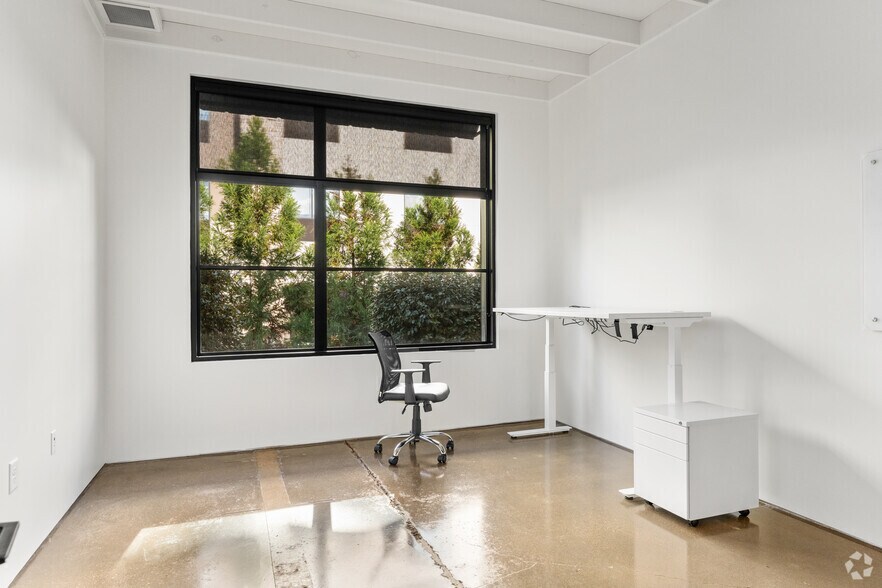 More Photos Of 324 Commons Dr, Birmingham Coworking Space