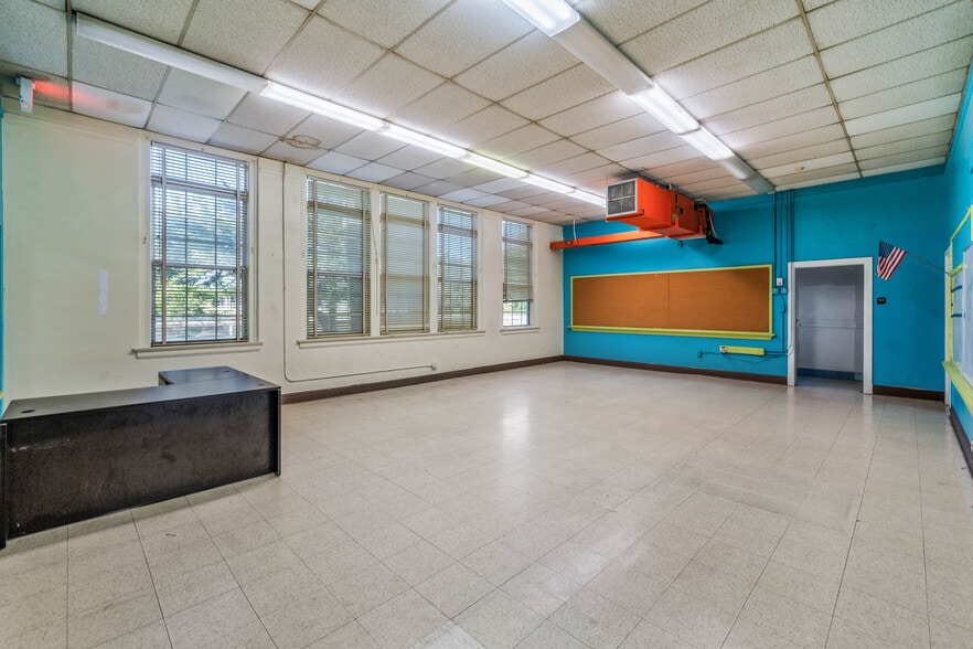 More Photos Of 5710 Wesconnett Blvd, Jacksonville Schools For Lease