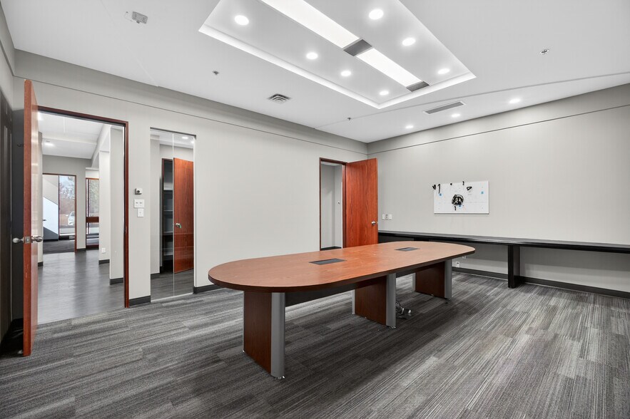 More Photos Of 455 Boul Fénelon, Dorval Medical For Lease