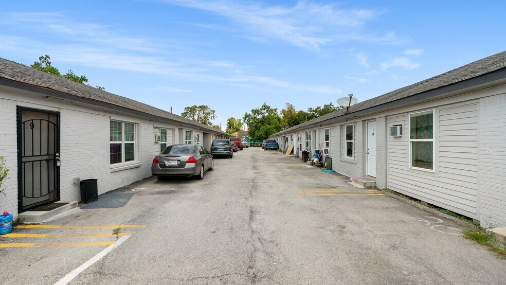 More Photos Of 8221 Brumblay St, Houston Multifamily For Sale