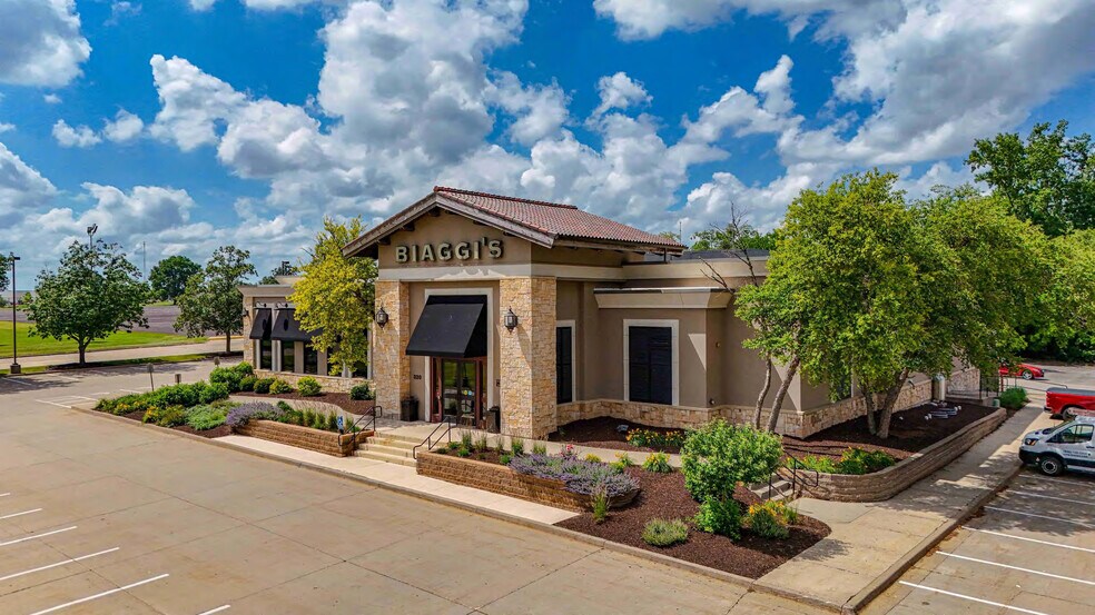 More Photos Of 320 Collins Rd NE, Cedar Rapids Restaurant For Lease