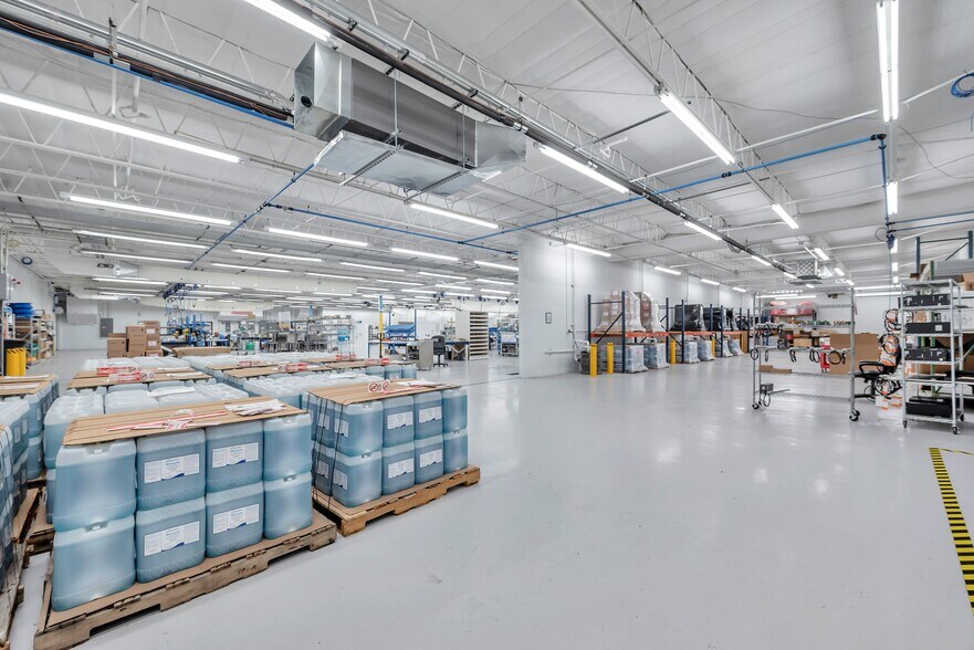 More Photos Of 110-114 Douglas Rd E, Oldsmar Manufacturing For Lease