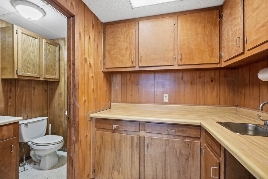 More Photos Of 2233 Garden Rd, Pearland Warehouse For Lease