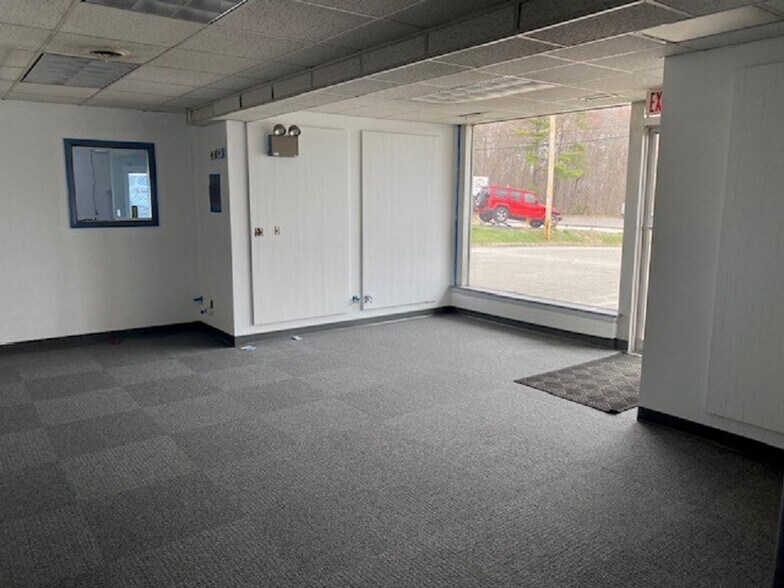 More Photos Of 92 Londonderry Tpke, Manchester Storefront Retail Office For Lease
