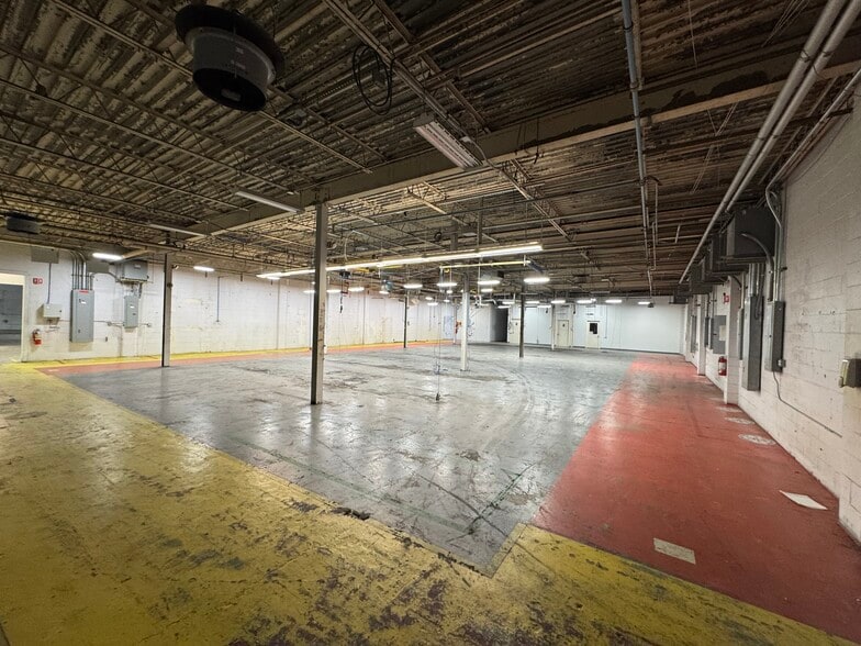 More Photos Of 217 River Ave, Patchogue Warehouse For Lease