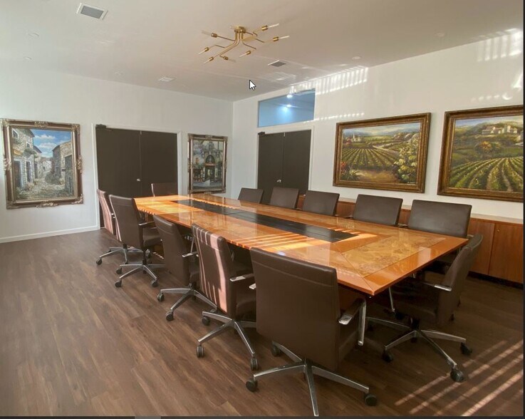 More Photos Of 26-32 Bond St, Westbury Loft Creative Space For Lease