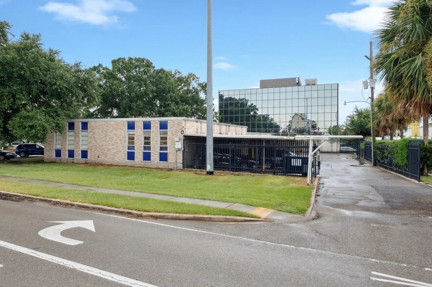 Primary Photo Of 7252 Lakeshore Dr, New Orleans Office For Lease