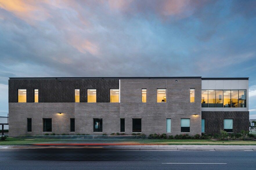 More Photos Of 505 Louis Henna Blvd, Round Rock Medical For Lease