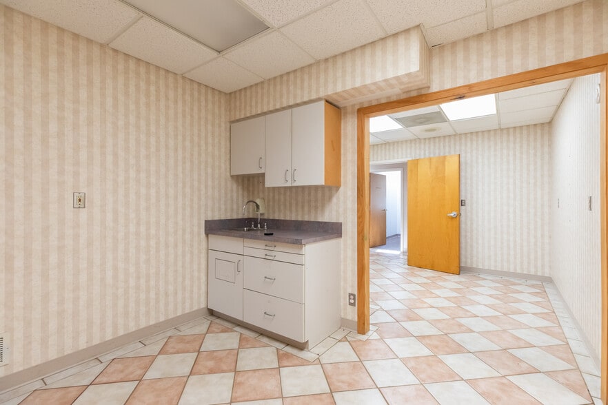 More Photos Of 640 S Walker St, Bloomington Medical For Sale