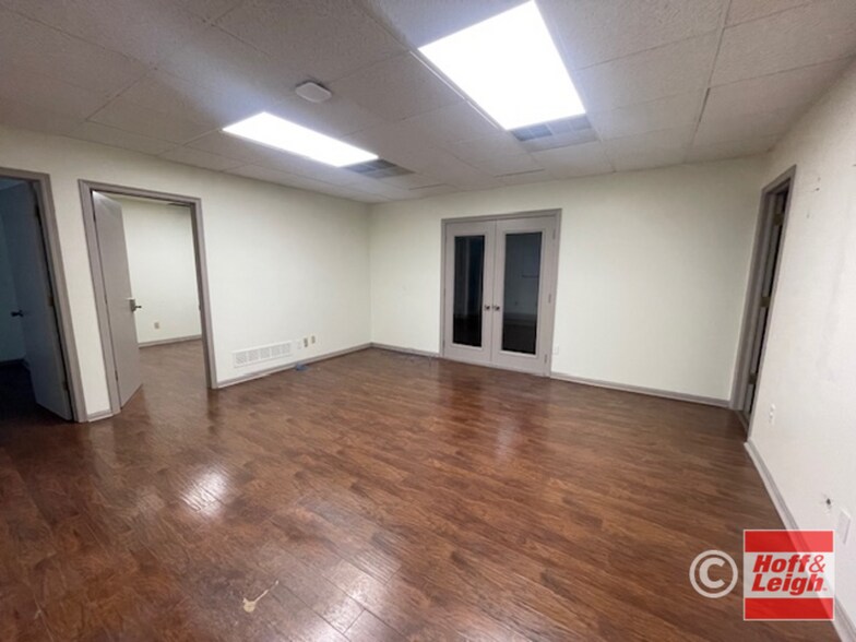 More Photos Of 2747 Crawfis Blvd, Fairlawn Storefront For Lease