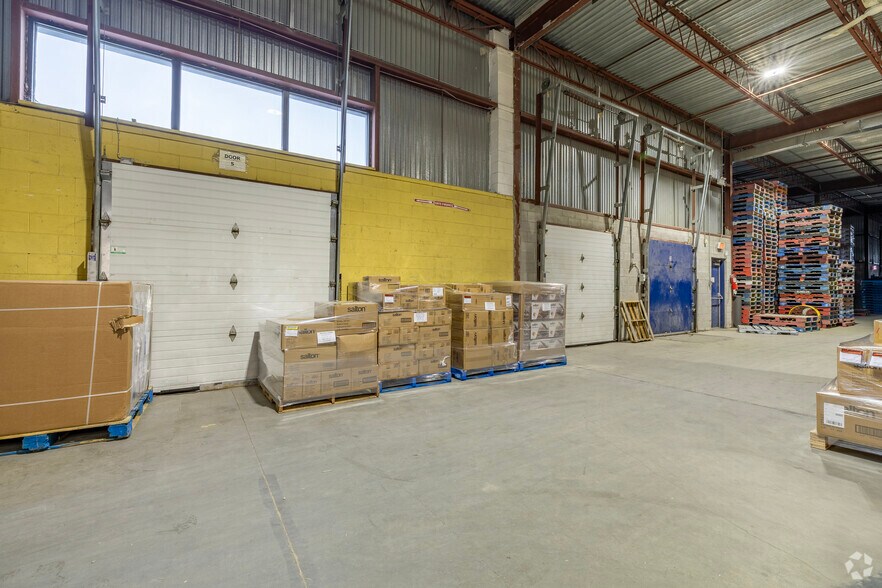 More Photos Of 81 Boul Brunswick, Dollard-des-Ormeaux Warehouse For Lease