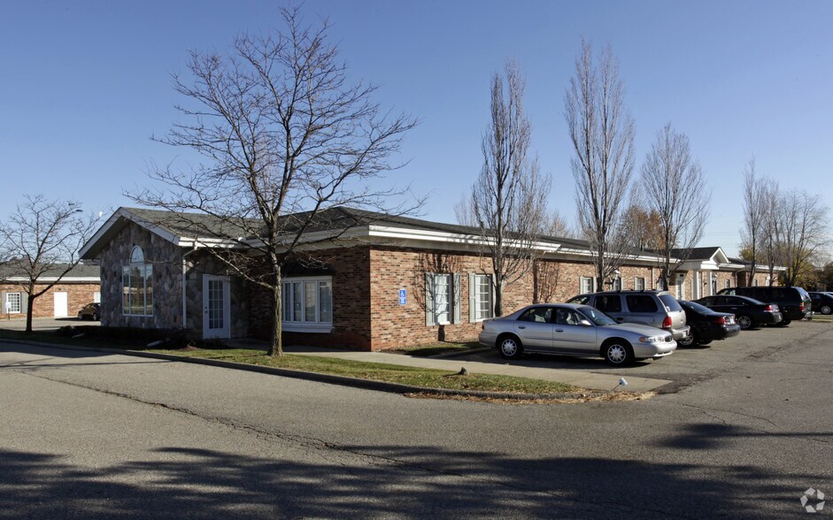 Primary Photo Of 39090 Garfield Rd, Clinton Township Medical For Lease