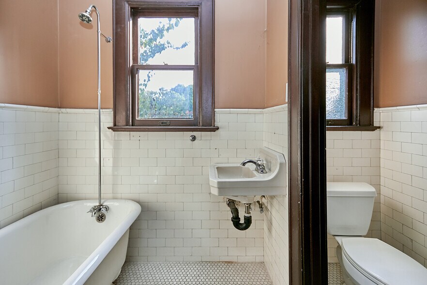 More Photos Of 658 S Bronson Ave, Los Angeles Office Residential For Sale