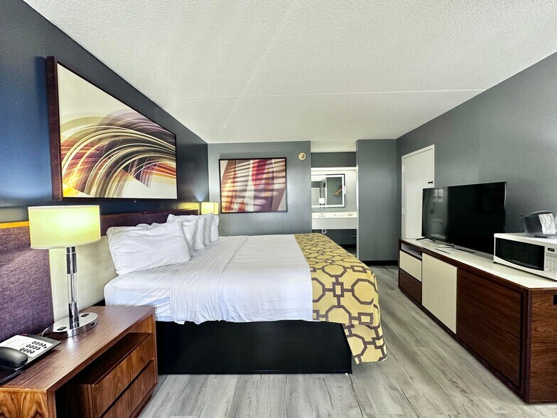 More Photos Of 2075 Highway 192 W, London Hotel For Sale