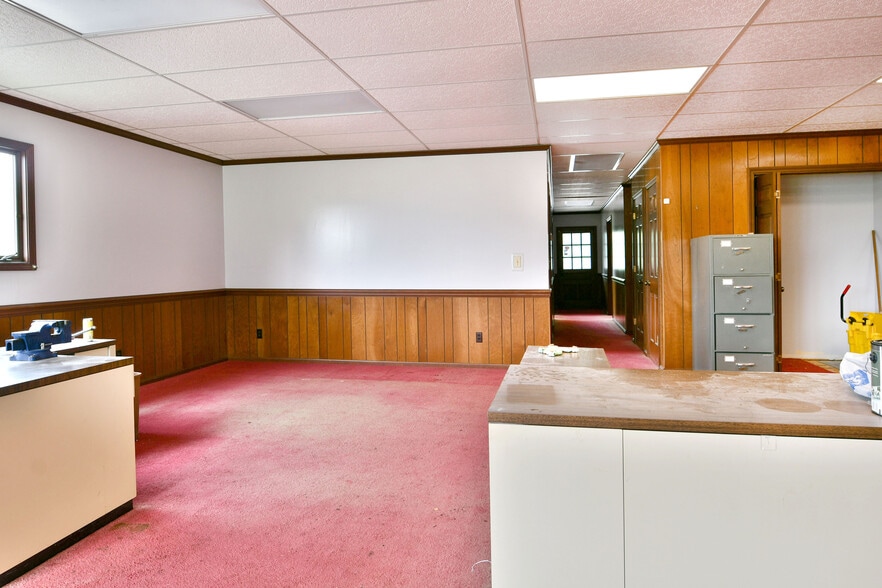 More Photos Of 696 Valley View Dr, Brookfield Office For Sale