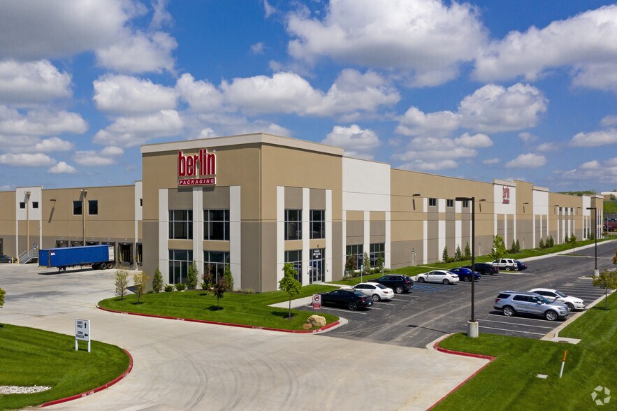 More Photos Of 4400 NW 41st St, Riverside Distribution For Lease