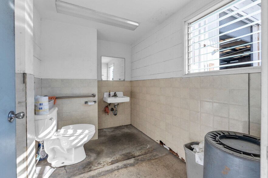 More Photos Of 2629 Waiwai Loop, Honolulu Warehouse For Sale