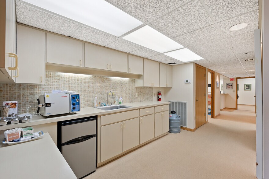 More Photos Of 700 2nd Ave N, Naples Medical For Lease