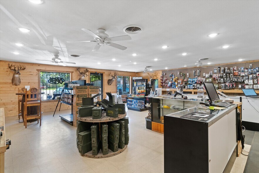More Photos Of 701 E Pine St, Edgewood Flex For Lease