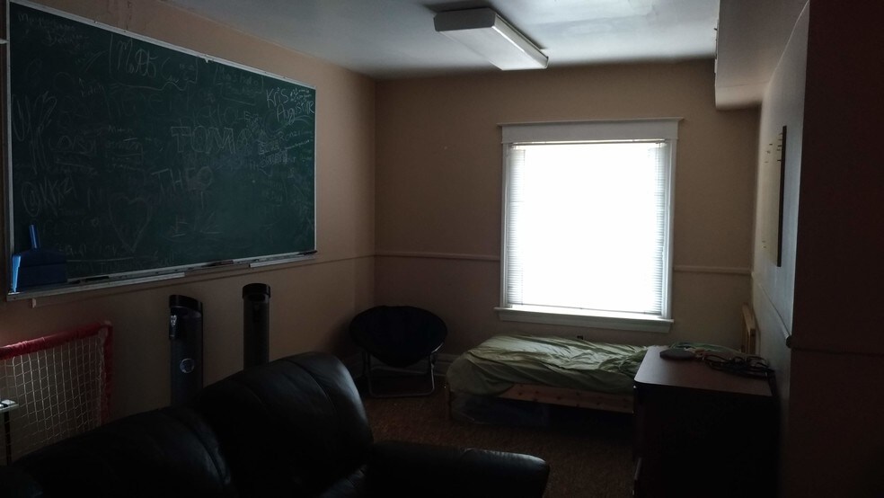 More Photos Of 27 William St, St Catharines Flex For Sale