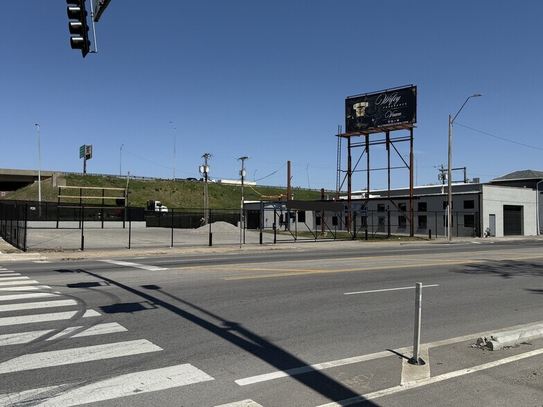 Primary Photo Of 1510 E Truman Rd, Kansas City Flex For Lease
