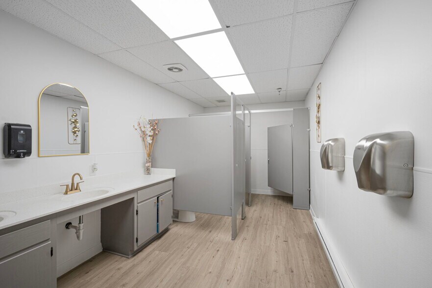 More Photos Of 151 NW Silver Lake Rd, Saint Paul Unknown For Lease