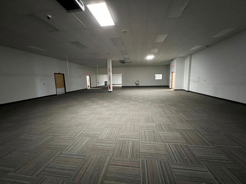 More Photos Of 2305 W Altorfer Rd, Peoria Light Manufacturing For Sale