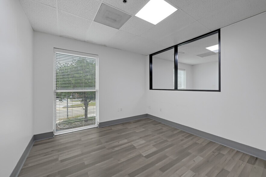 More Photos Of 1124 Blalock Rd, Houston Warehouse For Lease