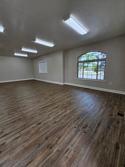More Photos Of 832 NW 13th St, Fruitland Office For Lease