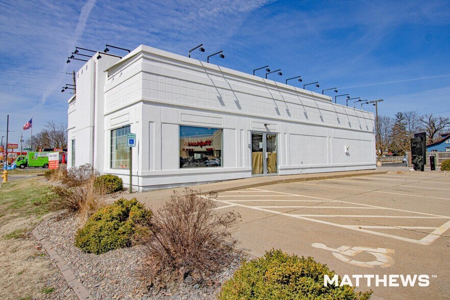 Primary Photo Of 2943 18th Ave, Rock Island Fast Food For Sale