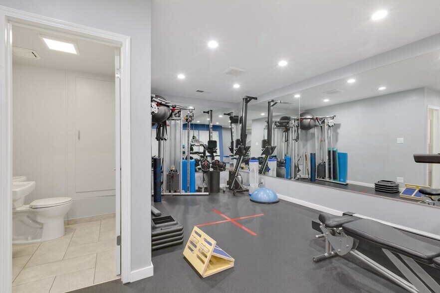 More Photos Of 10738 Riverside Dr, North Hollywood Medical For Lease