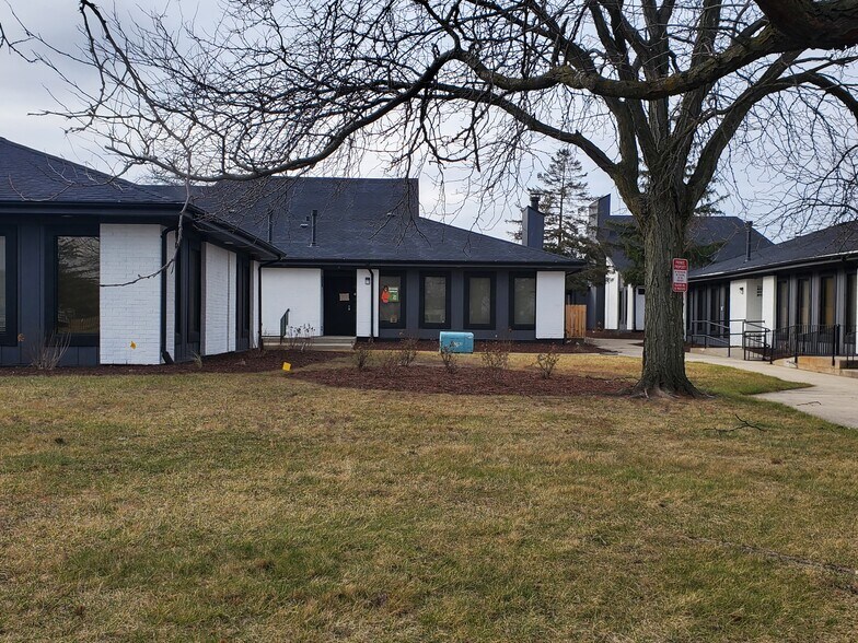 More Photos Of 17500-17516 S Carriageway Dr, Hazel Crest Office For Sale