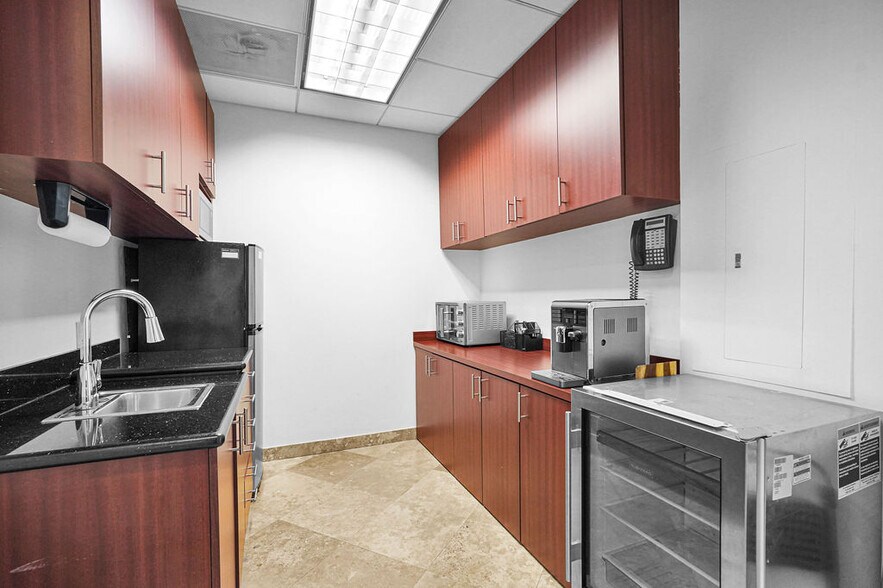 More Photos Of 17501 Biscayne Blvd, Aventura Office For Sale