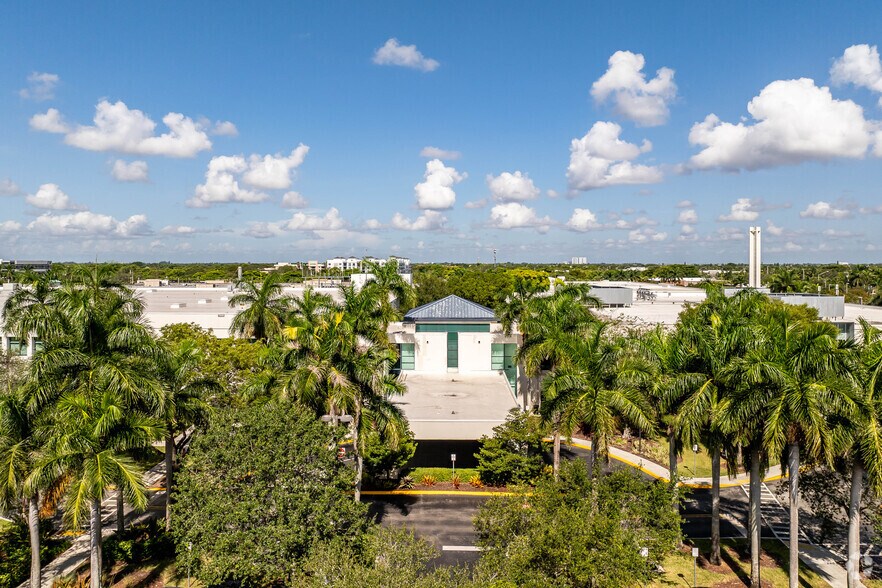 More Photos Of 7500 W Sunrise Blvd, Plantation Distribution For Lease