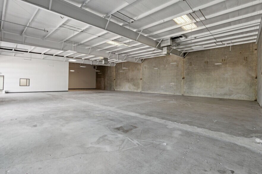 More Photos Of 4732 Algiers St, Dallas Manufacturing For Lease