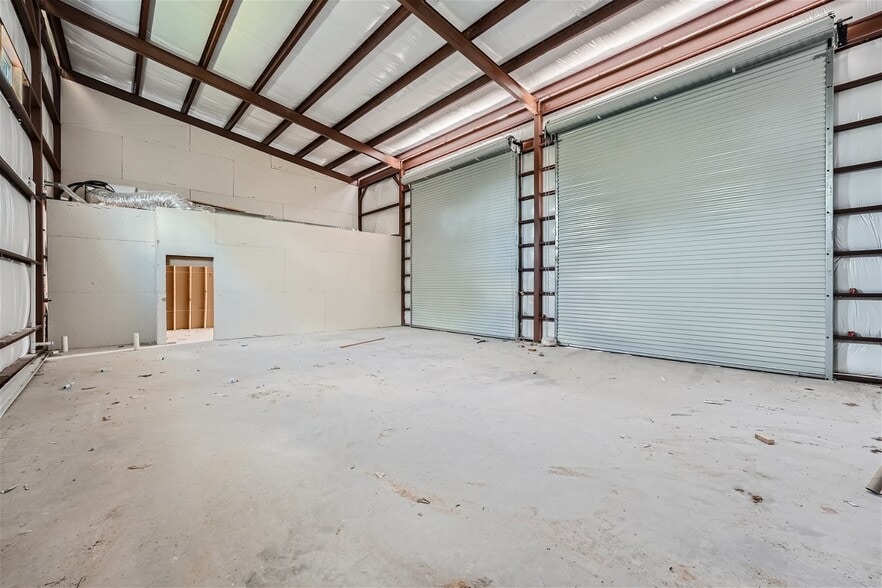 More Photos Of 16400 Parkview Dr, Austin Light Manufacturing For Lease