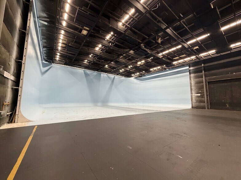 More Photos Of 13927 Saticoy St, Panorama City Movie Radio TVStudio For Lease