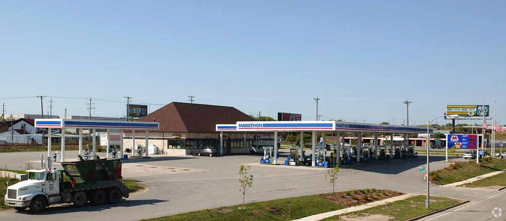 Primary Photo Of 10501 W Brown Deer Rd, Milwaukee Service Station For Lease