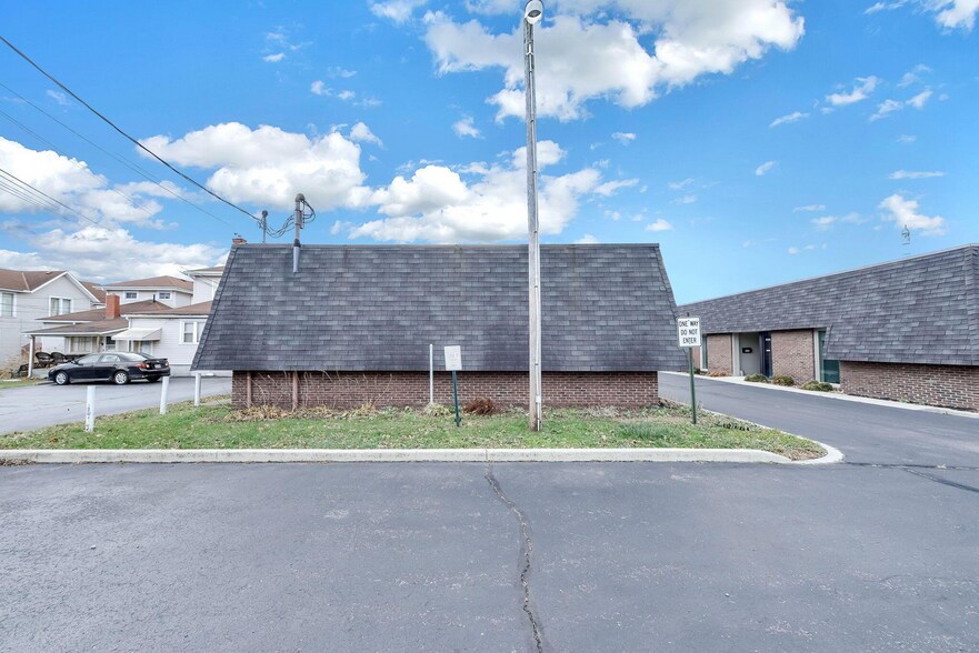 More Photos Of 444-454 E Center St, Marion Office For Sale